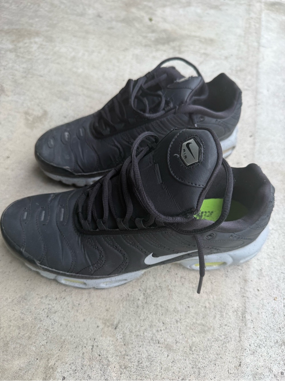 Nike Men's Black Athletic Sneakers with Gray Sole - Picture 5 of 5